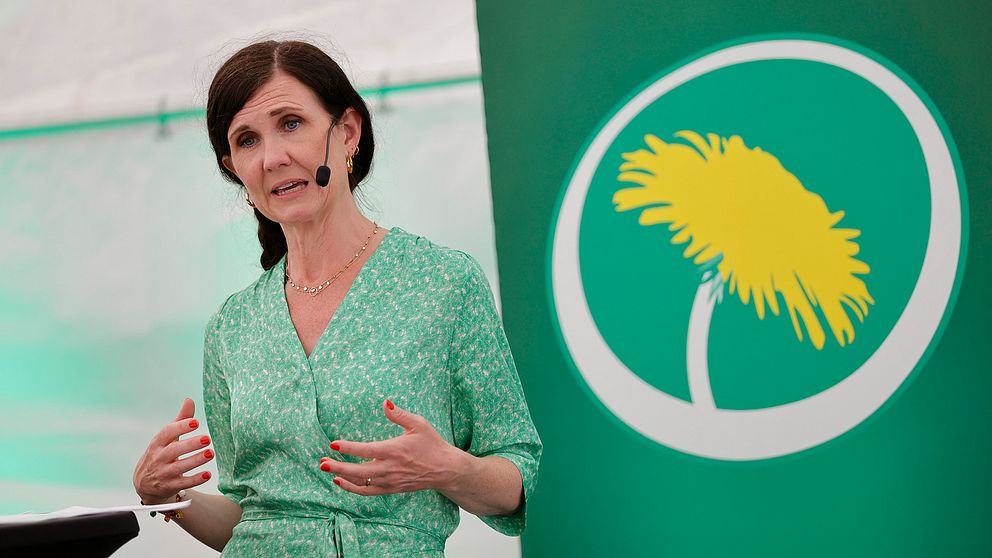 Miljöpartiets språkrör Märta Stenevi och Miljöpartiets logga.