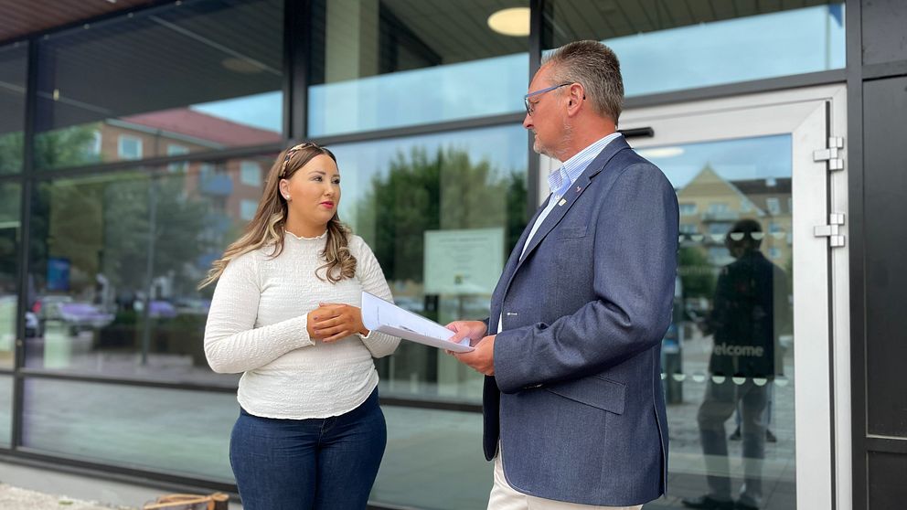 Emelie Dockenfelt står tillsammans med kommunstyrelsens ordförande Ronny Nilsson (S) utanför kommunhuset i Perstorp.