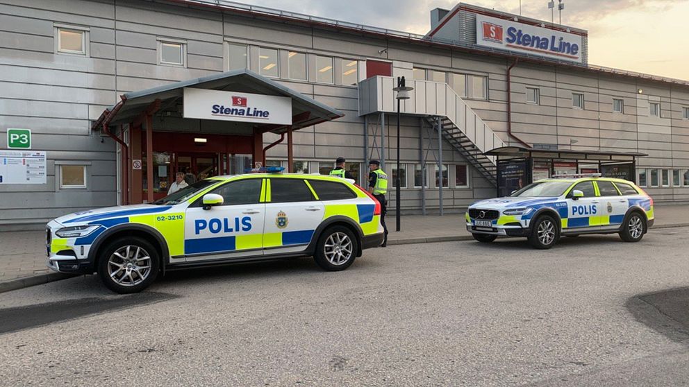 Poliser på plats på Verkö utanför Stena Lines terminal i Karlskrona där de väntar på att ta emot färjan Stena Spirit.