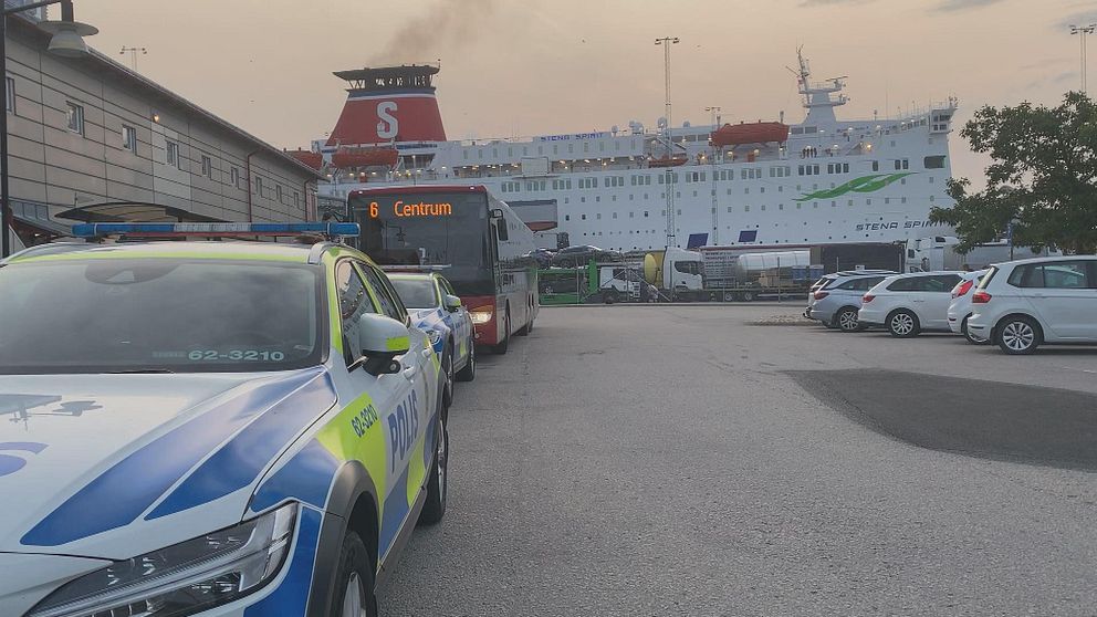 Polisbil vid Polenfärjan Stena Spirit. En mamma och ett barn dog vid olyckan.