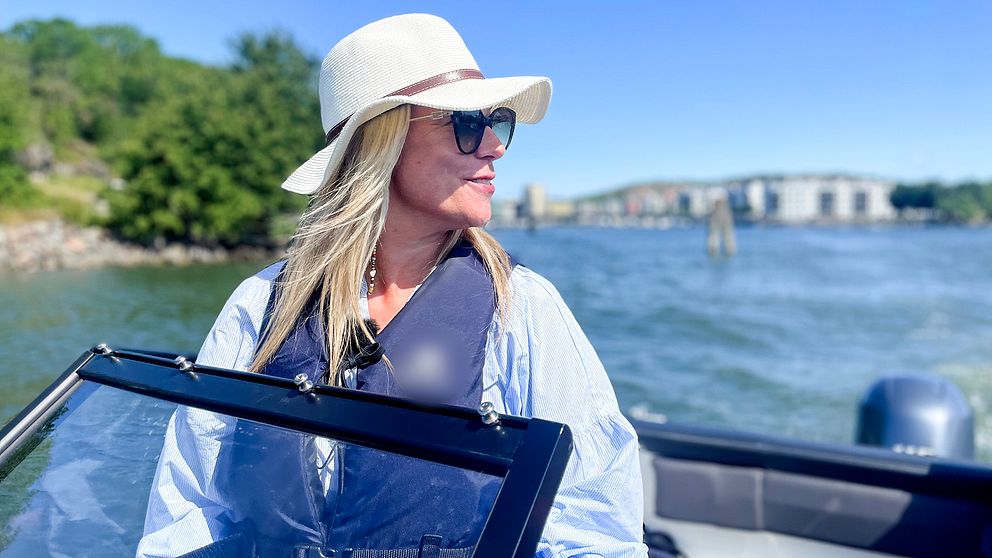 Joanna Törngren Redebrandt, en kvinna i hatt och solglasögon i en båt.