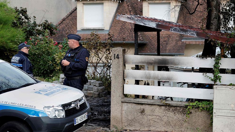 Fransk polis står bredvid Vincent Jeanbruns hus söder om Paris.
