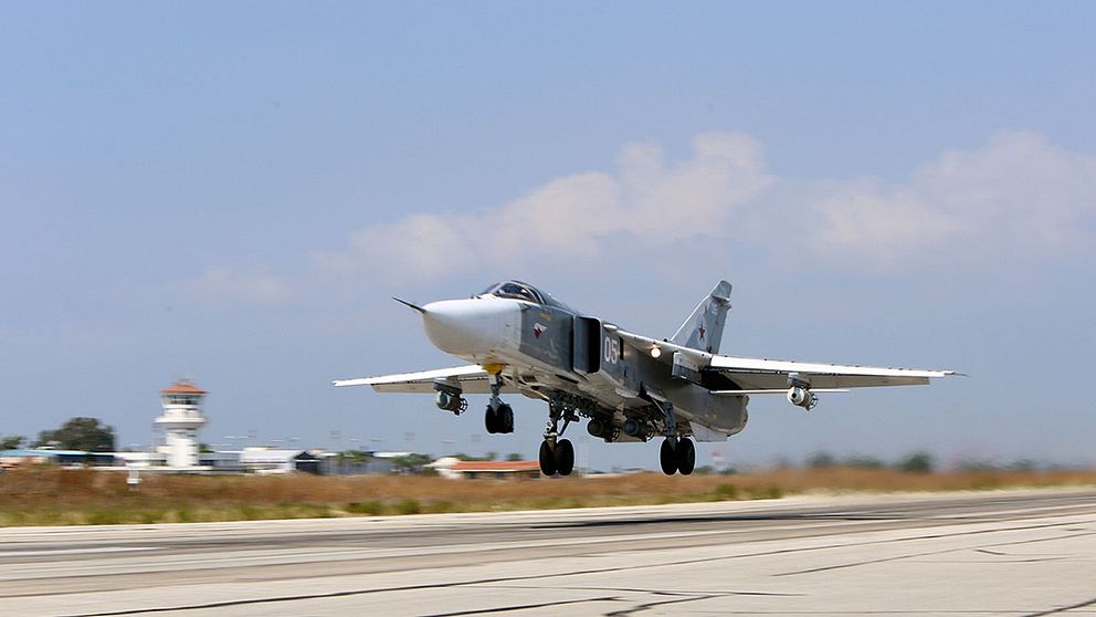 Ett ryskt SU-24M attack- och bombflygplan lyfter från en flygbas i Syrien.
