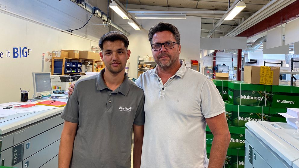 Azizullahs Hosseini och hans chef och vän Stefan Garnman på arbetet i Kalmar.