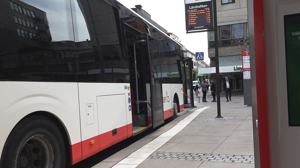Buss står still med öppna dörrar vid busshållplatsen Juneporten i Jönköping.