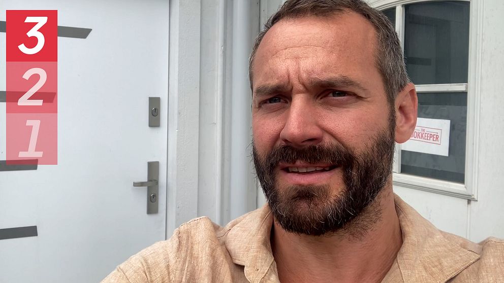 Jakob Saturnus står utanför dörrarna familjens villa och bostaden de hur ut.