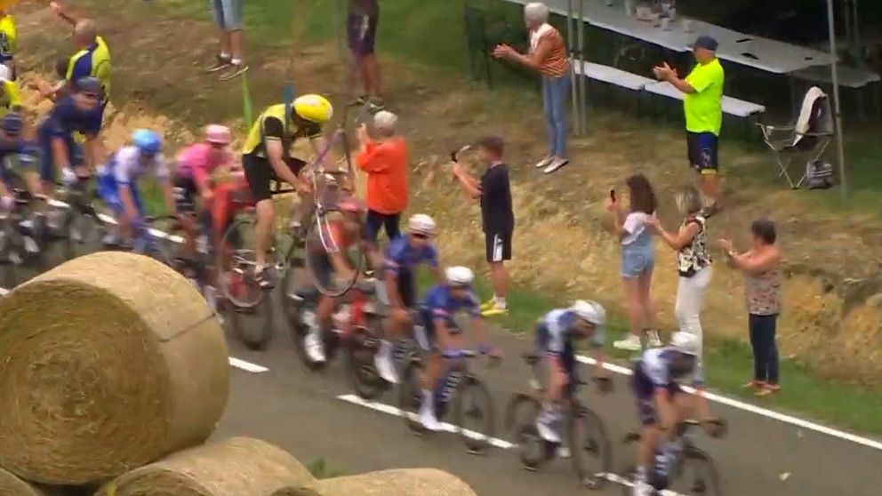 Se märkliga scenerna på Tour de France: ”Vad knäppt”