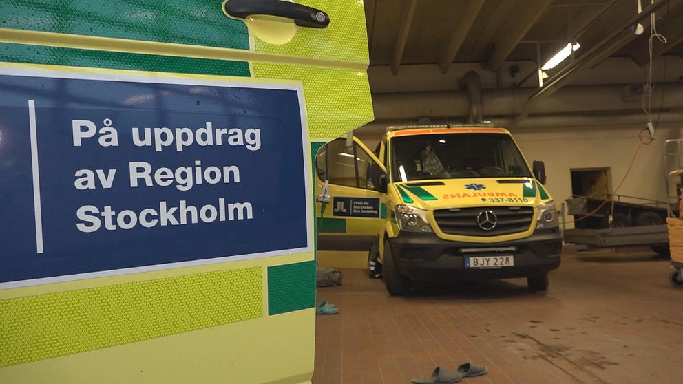 Dörren på en ambulans och en ambulans.