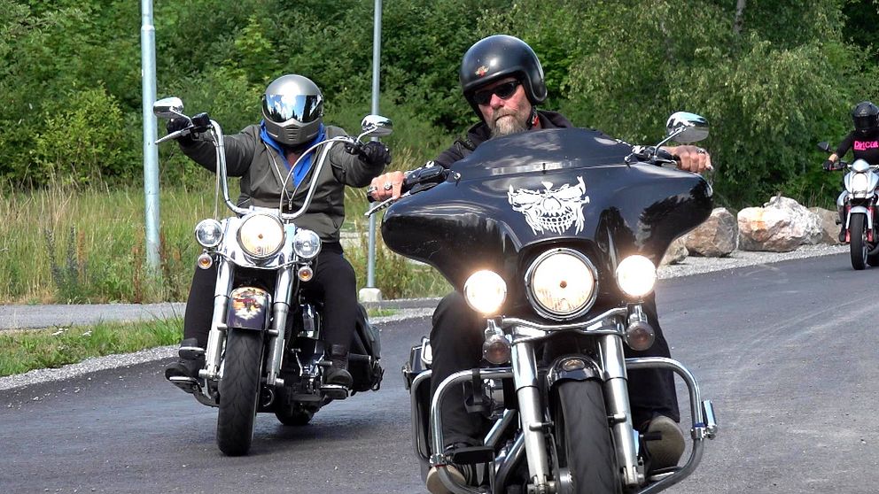 Motorcyklister kör på väg.