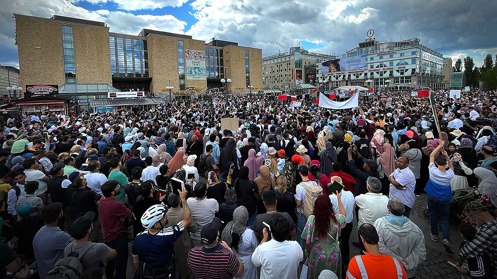 ”Kärleken övervinner hatet”, säger imam och direktör Mahmoud Khalfi. Hör deltagarna vid jätteprotesten i Stockholm här.
