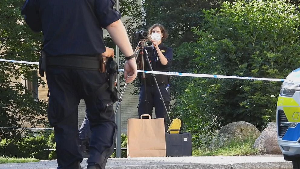 Poliser på brottplatsen.