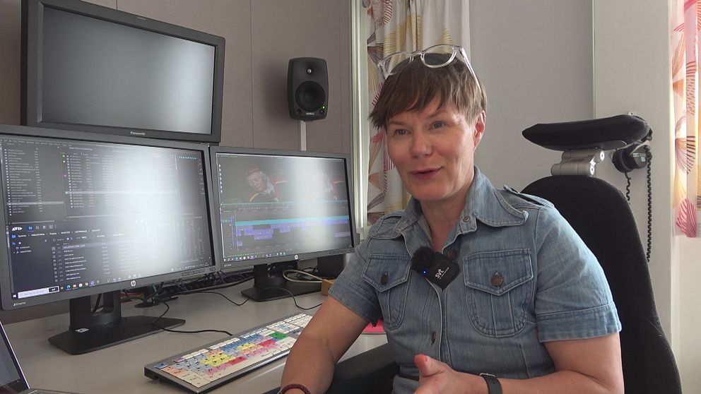 reportern Anna-Karin Niia i en redigeringsstudio