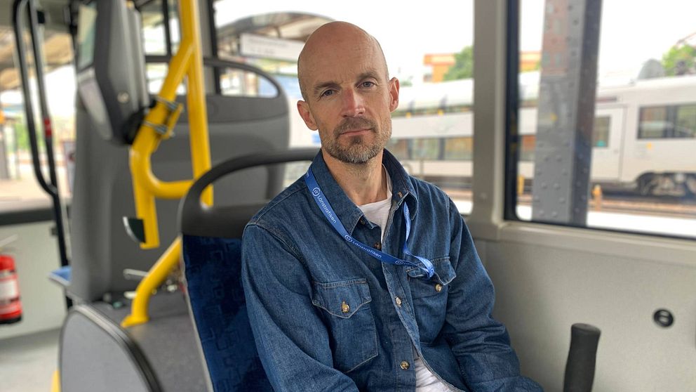 Fredrik Eliasson, kollektivtrafikchef på Länstrafiken i Örebro län, sitter i en buss.