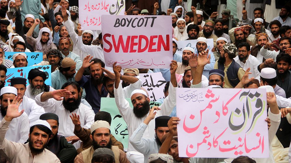 Demonstranter i Pakistan protesterade under helgen mot koranbränningarna i Sverige. Bojkotta Sverige stod på flera plakat.