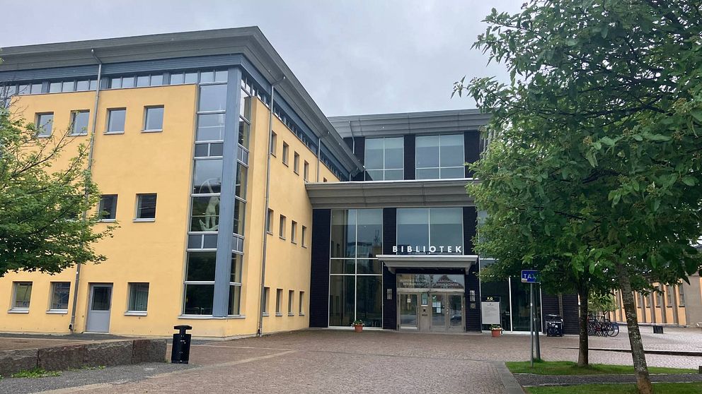 skolbyggnade med gul fasad och entré