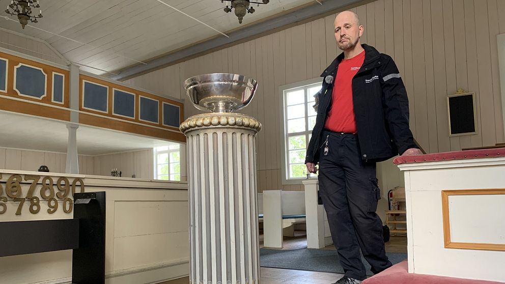 – Själva pelaren kommer från Vilhelmina församling, men fatet är från Fatmomakke. Så vår nya dopfunt har fortfarande en viss koppling till bygden, säger kyrkvaktmästare Peter Fjällström.