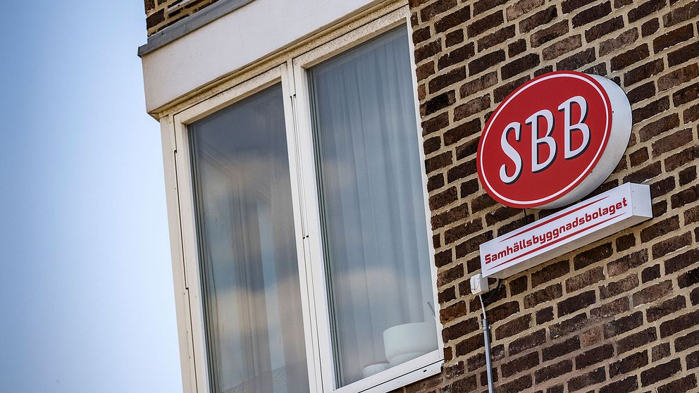 SBB – Samhällsbyggnadsbolaget – logga på fasaden till ett flerfamiljshus på Södra Stenbocksgatan i Helsingborg i maj 2023.