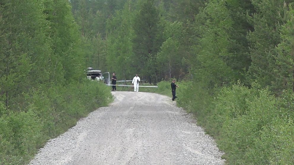 Polistekniker undersöker en brottsplats i närheten av Vemhån i Härjedalens kommun.