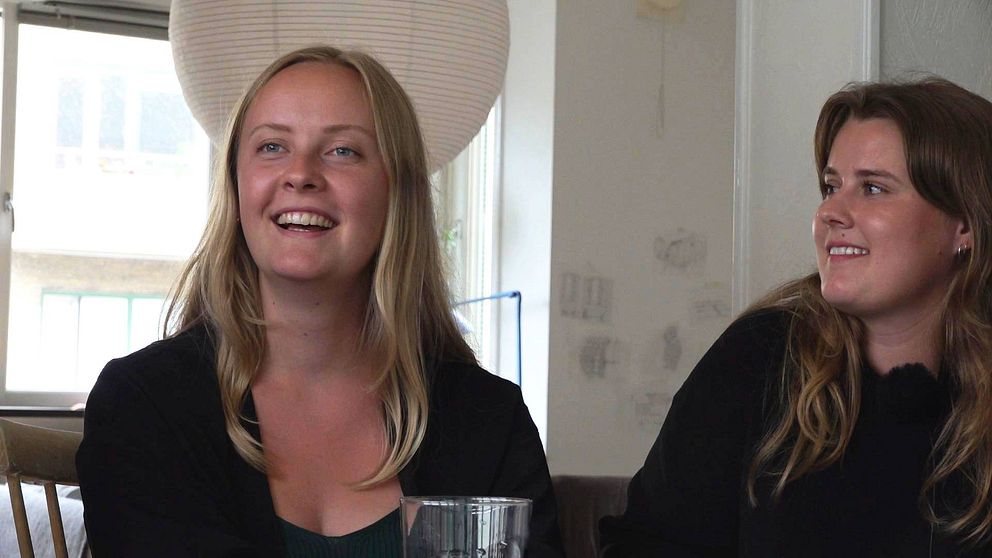 Vännerna Lydia Ericson Dahl (t.v.) och Agnes Karlsson (t.h.) fikar och pratar vid ett bord.
