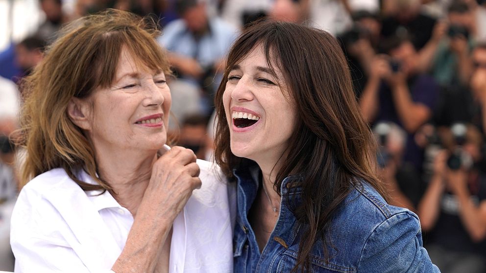 Jane Birikin tillsammans med dottern Charlotte Gainsbourg poserar framför fotografer inför visningen av filmen ”Jane By Charlotte” vid filmfestivalen i Cannes 2021.