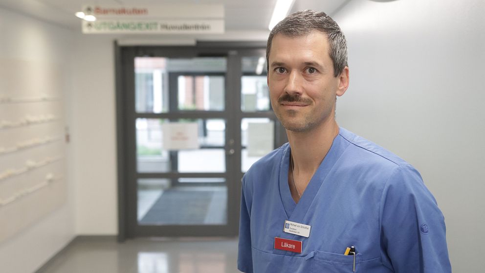 Michael von Schickfus, överläkare på Vrinnevisjukhuset i Norrköping, står i en sjukhuskorridor.