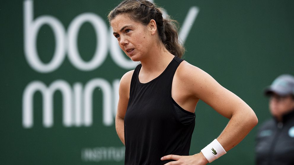Ulrikke Eikeri ber om ursäkt efter att ha spelat med ryskan Alexandra Panova i Wimbledon.