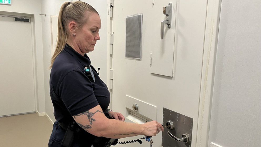 Ulrica Åkerström, kriminalvårdare på Asptunaanstalten och förtroendevald för fackförbundet ST, står utanför en cell som hon håller på att låsa upp, i en korridor på Asptunaanstalten i Norsborg.