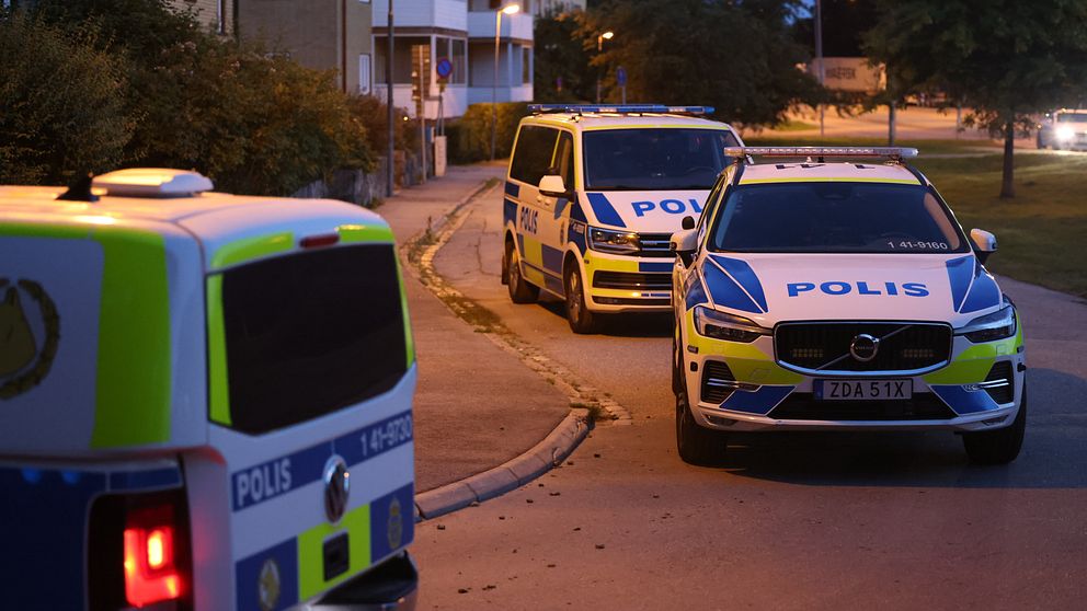 Polisbilar vid ett bostadshus i stadsdelen Nyfors i Eskilstuna.