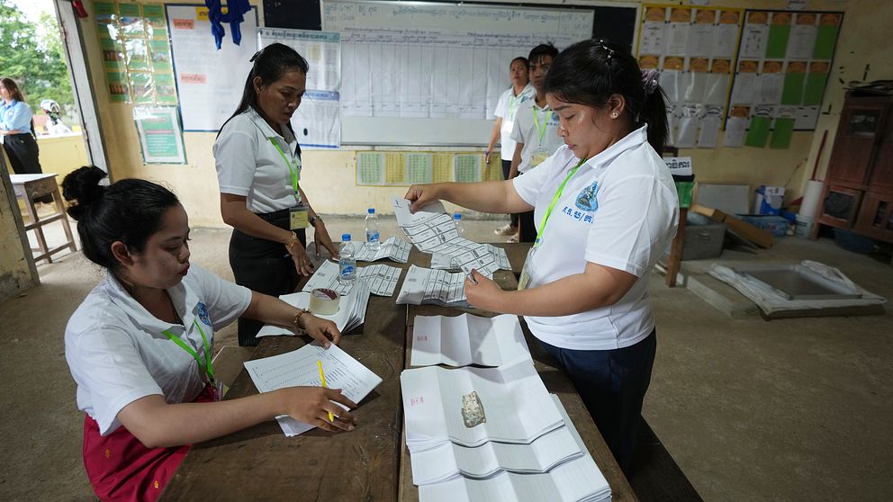 Vallokalsarbetare räknar röster i söndagens val i Kambodja.