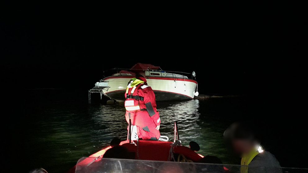 Sjöräddningen fick rycka ut med båt för att rädda ett sällskap på sju personer i en båt som gått på grund utanför Kristinehamn.