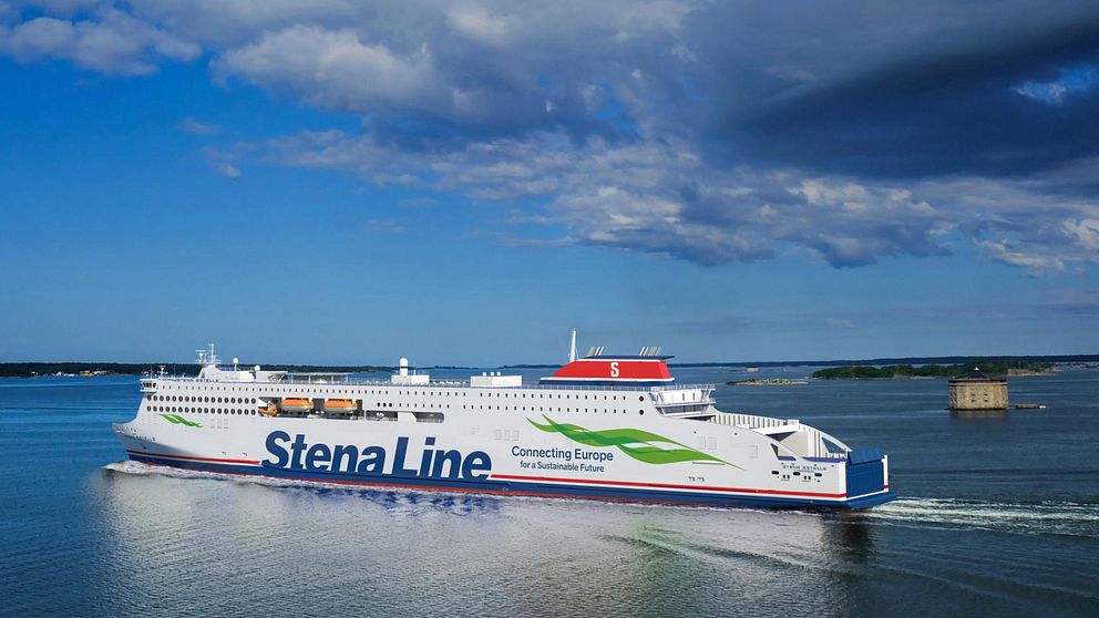 Färjan Stena Estelle på havet i Karlskrona skärgård, blå himmel, lite mörka moln. Fyren Godnatt och Aspö syns i bakgrunden. Polenfärjan, Östersjön, Karlskrona, Verkö, färjeterminal.