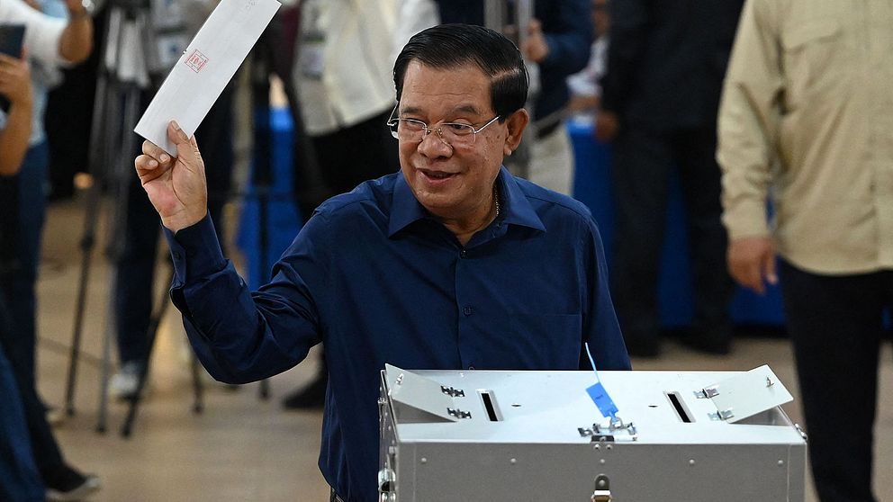 Kambodjas premiärminister Hun Sen när han röstade i valet för några dagar sedan. Arkivbild.