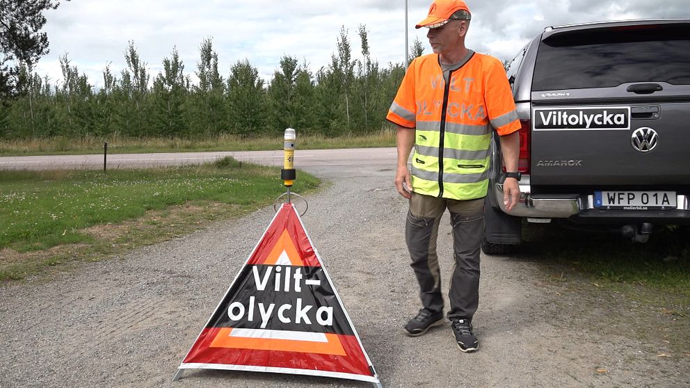 Roger Kölborg, länsansvarig jägare bredvid ett tält med texten ”Vilt-olycka”