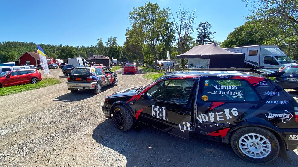 Rallybilar på grusväg