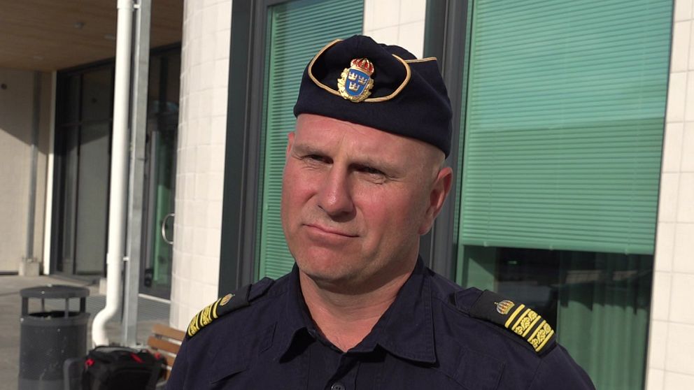En bild på polis Fredrik Jeppsson utanför polishuset i Umeå