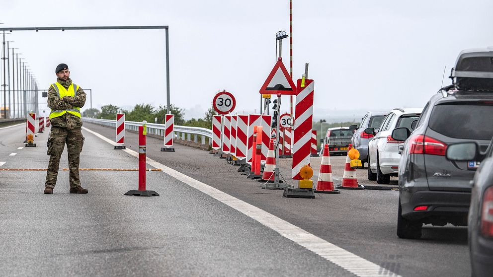 Polis på Öresundsbron kontrollerar fordon.