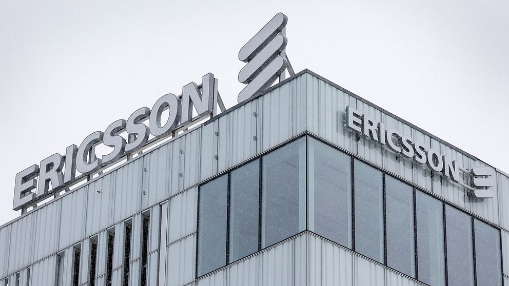 Fasaden på Ericssons kontor. Två skyltar med företagets namn och logga finns på fasaden.