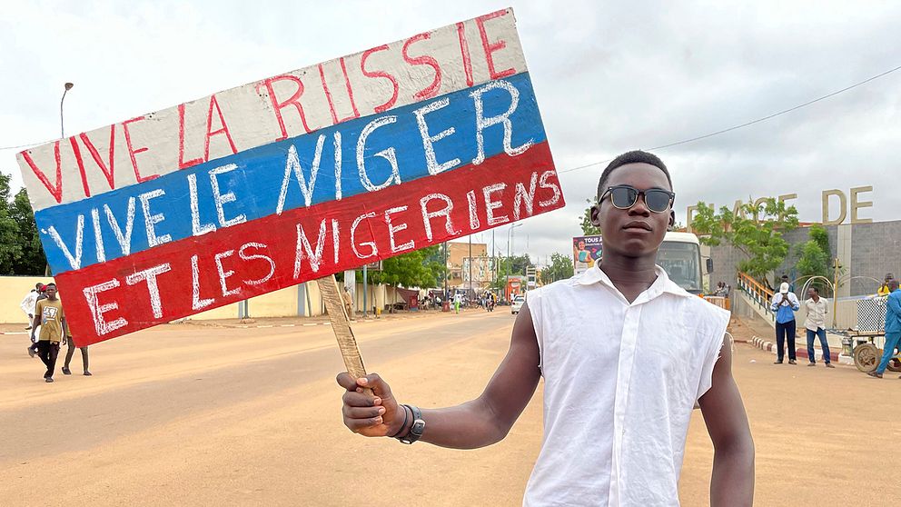 En anhängare till juntan i Niger håller tidigare i veckan upp ett plakat med den ryska flaggans färger och texten: Leve Ryssland, leve Niger och leve nigerierna.