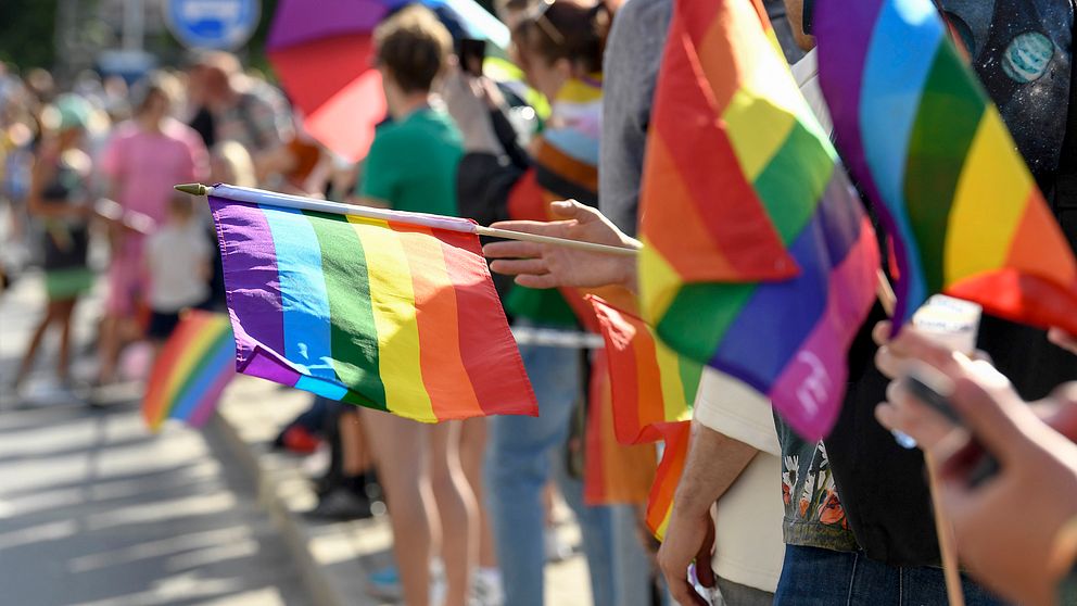 Bilder på Prideflaggor.