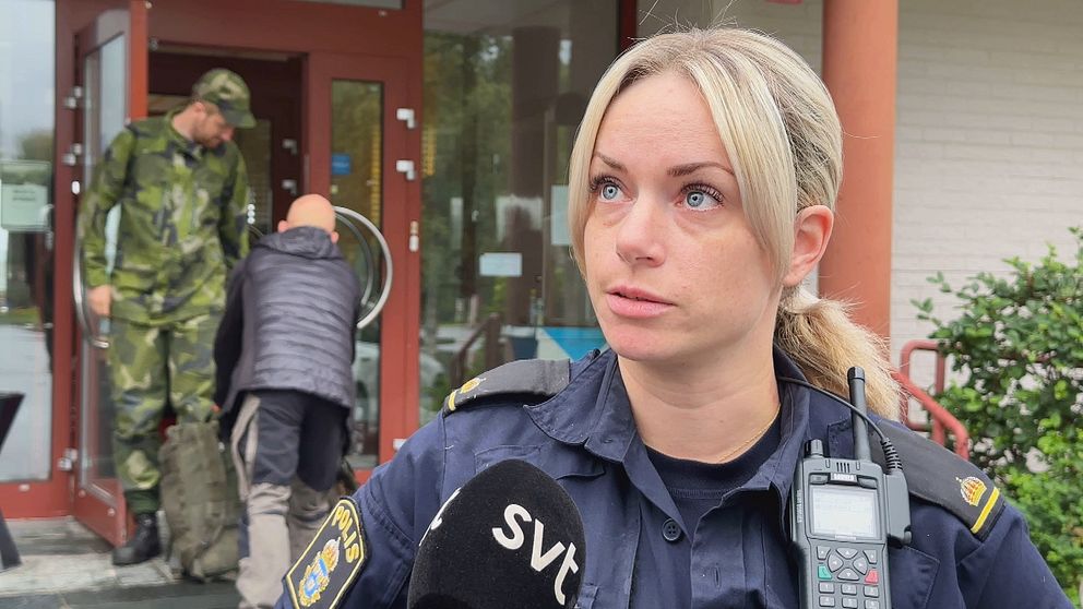 Polisen blir intervjuad utanför biblioteket i Näsåker.