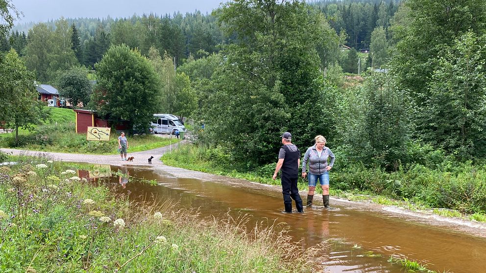 Stormen Hans fortsätter att sätta sin spår. För vissa av de boende i Hällsjö utanför Matfors väster om Sundsvall har det stora tillskottet av regnet inneburit att en hel väg har hamnat under vatten.