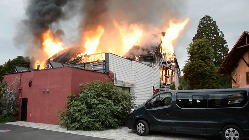 En brand rasade i ett semesterboende i staden Wintzenheim, nordöstra Frankrike, på onsdagen. På bilden syns lågor som kommer upp ur byggnaden.