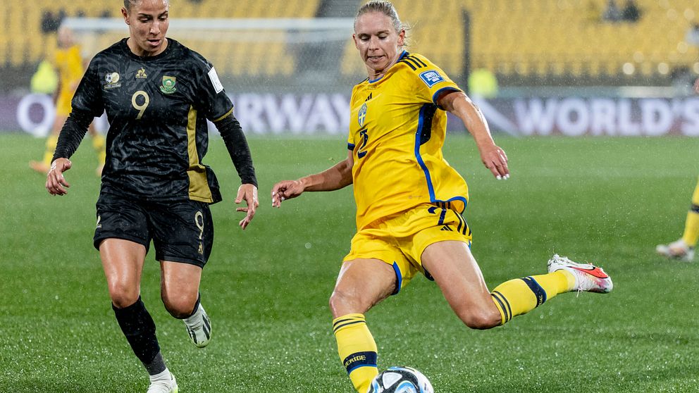 Svenska landslagsspelaren Jonna Andersson på planen under fotbolls-VM 2023 under möte med Sydafrika.