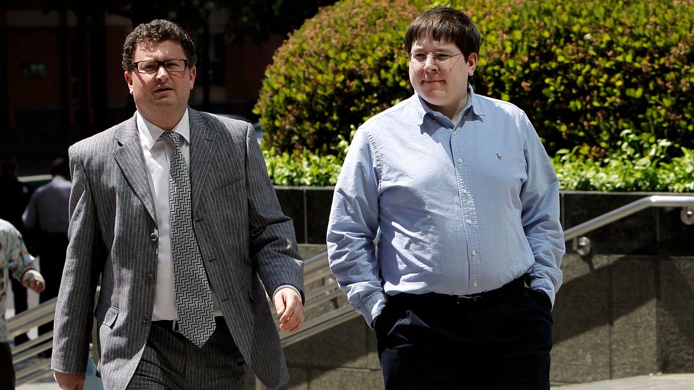 Matthew Keys, till höger i bild, har dömts för att ha lämnat ut inloggningsuppgifter till medlemmar ur hacker-nätverket Anonymous.