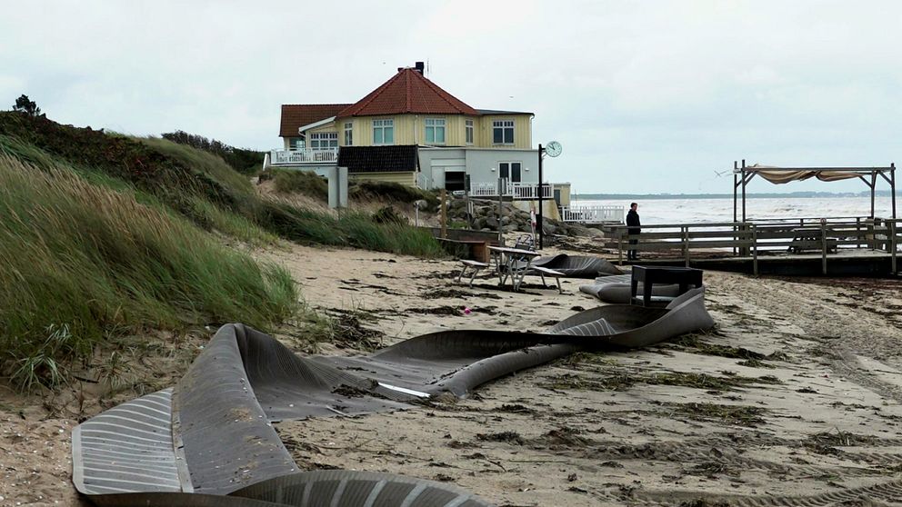Strandmatta som är omkullkastad på Klitterhus strand efter ovädret Hans.