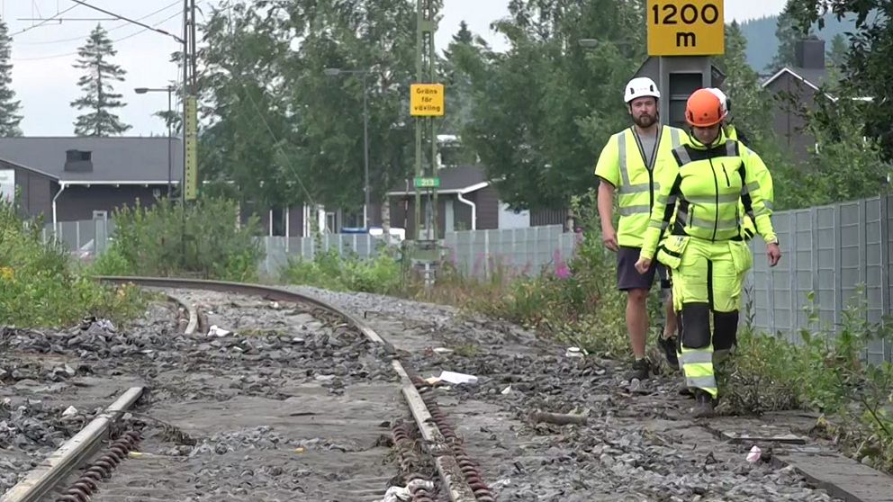 Massor av jord och lera har spolats ut på en järnväg i Åre.