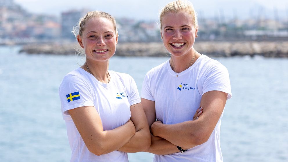 Rebecca Netzler och Vilma Bobeck fick en drömstart på seglings-VM.