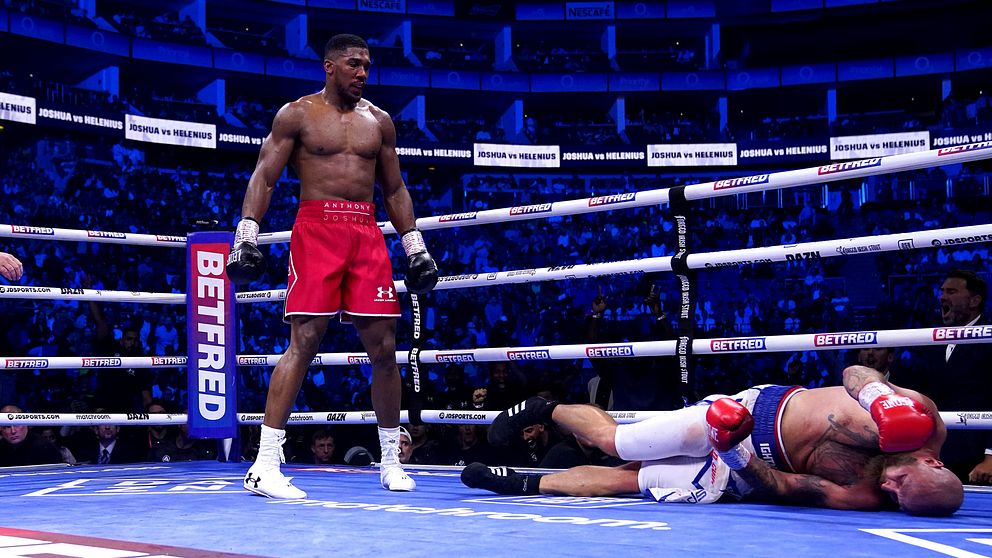 Den förre tungviktsmästaren Anthony Joshua knockade finske Robert Helenius i den sjunde ronden.