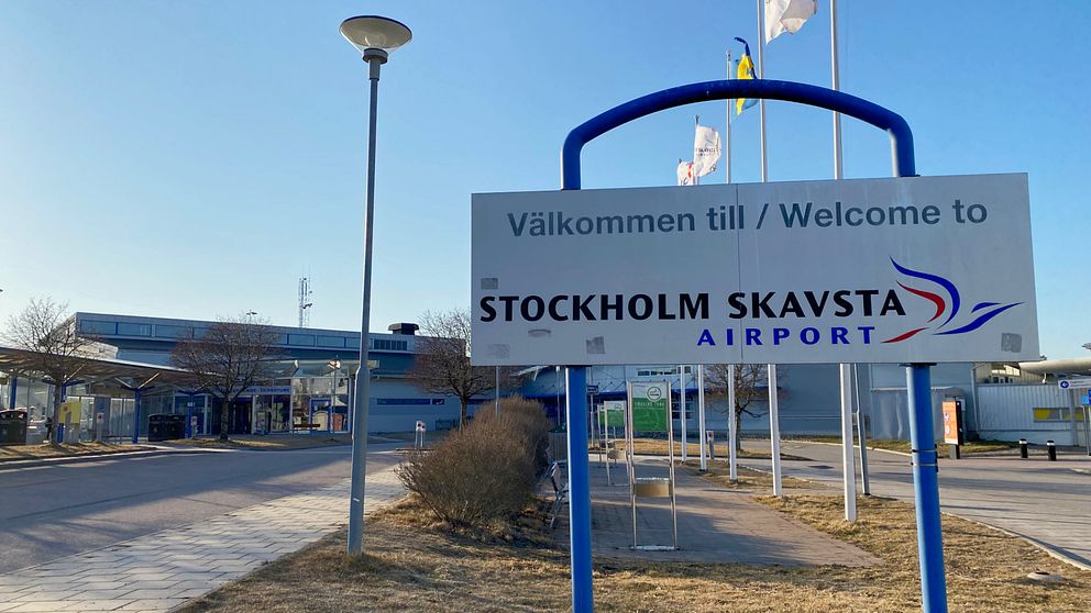 En välkomstskylt till Skavsta flygplats utanför Stockholm.