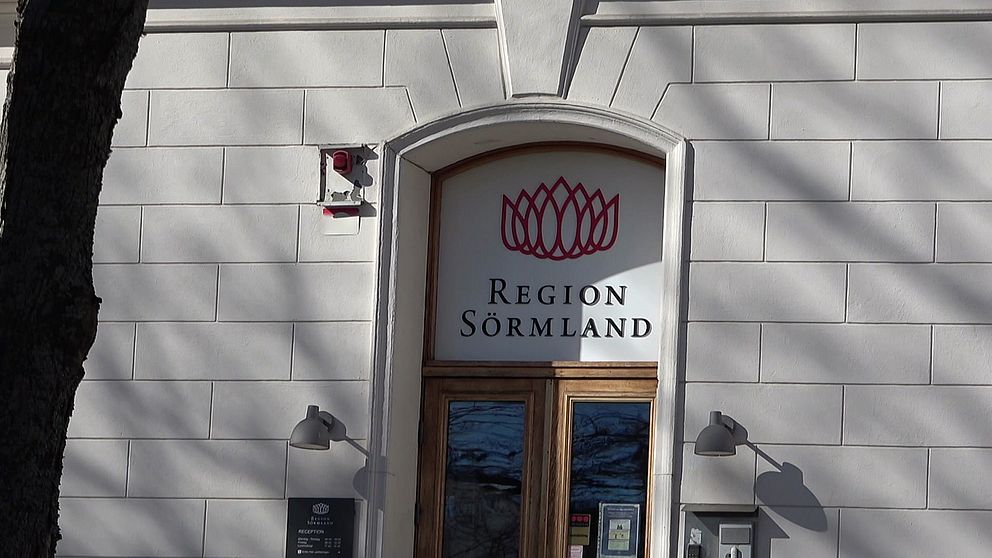 En bild på en dör där det står ”Region Sörmland”.